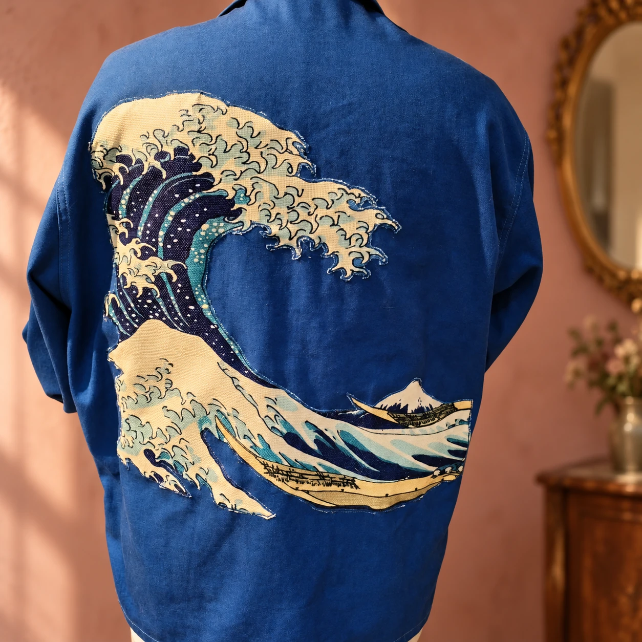 Veste bleue personnalisée par Céline, motif de vague au dos